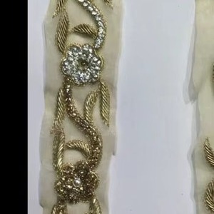 La plus demandée Belle dentelle brodée avec motif floral ou dentelle en maille douce pour les voiles de mariée disponibles à la vente - Product Image 2