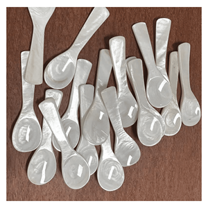 Cuillère en nacre naturelle, cuillère en coquille marine pour la dégustation de desserts, utilisation en cuisine et tables de gastronomie fine, Vietnam - Product Image 1