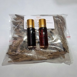 Offrez-vous de la chaleur et de l'élégance avec l'attrait de l'huile essentielle naturelle de Oud Pure - Product Image 3