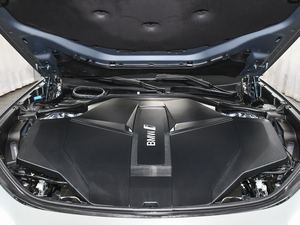 BMW i7 xDrive60 AWD 2023 d'occasion, incroyablement parfait, faible kilométrage, en stock, proposé à un prix incroyable, à ne pas manquer - Product Image 3