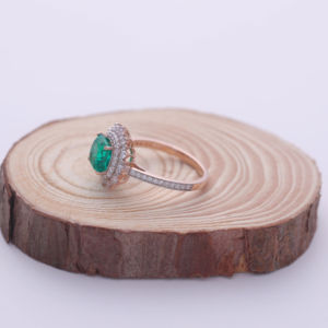 Anillo con Halo de Diamantes Verdes Cultivados en Laboratorio, Corte Cojín de 1.40CT, con Acento de Diamantes Redondos, en Plata de Ley 925 Sólida con Baño de Rodio - Product Image 4