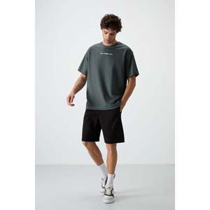 เสื้อยืดพิมพ์ลายทรงโอเวอร์ไซส์สีกากีสำหรับผู้ชาย Air Jones ผ้าฝ้ายเนื้อหนา สไตล์ลำลองแนวสตรีทสำหรับใส่ในชีวิตประจำวัน - Product Image 3