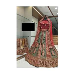 Conjunto clásico de Lehenga Choli de terciopelo de la mejor calidad adornado con lentejuelas y ropa festiva de trabajo con piedras para mujer disponible para la venta - Product Image 4