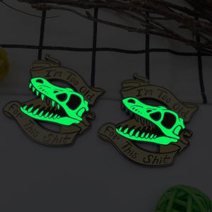 Insigne souple de conception de personnage d'anime personnalisé épinglettes en émail rougeoyant vert pour chapeau - Product Image 2