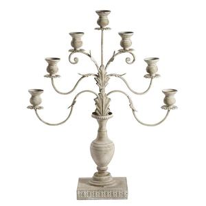 Candelabro de metal diseñado para elevar la decoración del interior del hogar con características de iluminación de velas de estilo vintage. - Product Image 1