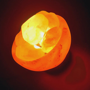 Lámpara de sal del Himalaya natural 100% con forma de flor personalizada Base de madera de diseño tallado único - Product Image 4