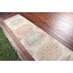 Alfombra Turca de 2.4x10.4 pies, Alfombra Vintage de Lana con Diseño Floral en Blanco y Gris - Product Image 3