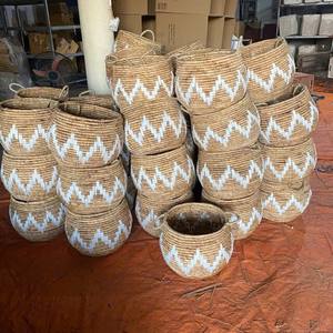 Vente en gros Panier en jacinthe d'eau fait à la main, léger, écologique et durable Rangement décoratif pour les centres de villégiature et de vente au détail - Product Image 5