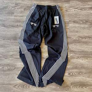 Pantalon de survêtement unisexe léger en nylon de vente chaude pantalon brodé en 3D personnalisé avec doublure intérieure en maille imperméable à l'eau conception coupe-vent - Product Image 2