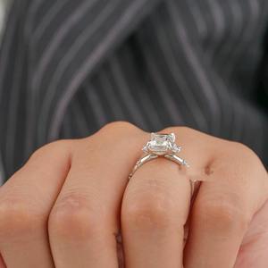 Anillo de diamantes de plata de ley de la mejor calidad, joyería de lujo para compromiso, boda o aniversario para mujer disponible para la venta - Product Image 4