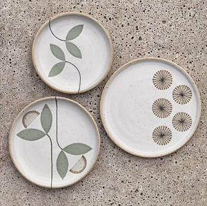 Ensemble d'assiettes en céramique à motif de feuilles moderne, design minimaliste, finition émaillée mouchetée, fabrication robuste et durable pour une table élégante - Product Image 1