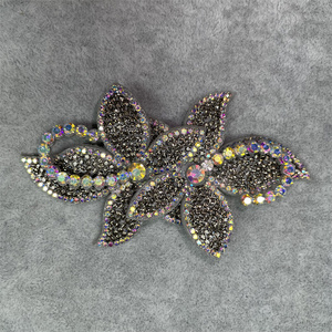 Nouveaux pétales de velours élégants Hot Diamond Flower Sewing Accessoires de vêtements pour filles - Product Image 3