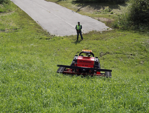 Tondeuse à gazon électrique industrielle télécommandée 80cm 100cm CE EPA EURO5, machine agricole sur chenilles - Product Image 5