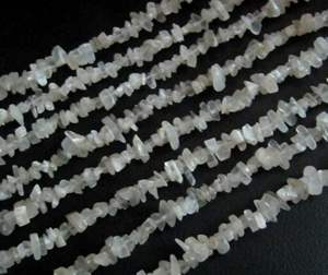 Pierre de lune blanche naturelle puce irrégulière gravier pépite non coupée 4mm à 8mm couleur blanche fabrication de bijoux perles brin 34 pouces de long - Product Image 1