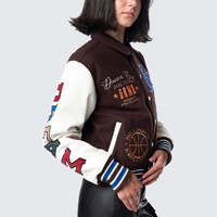 Blouson Teddy Matelassé en Tricot Marron pour Femme 2025 – Entièrement Brodé avec Écussons Vintage et Design Letterman – Respirant pour l'Hiver