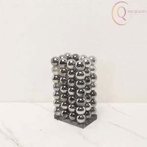 Vase à fleurs en métal artisanal avec un design artistique, parfait pour ajouter de l'élégance et du charme aux espaces intérieurs - Product Image 3