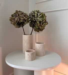 Jarrón de flores de mármol travertino de primera calidad, ideal para mesa de centro, escritorio de oficina y decoración de estantes. - Product Image 1