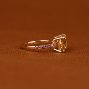 Anillo de Compromiso Clásico con Diamante Amarillo Radiante Cultivado en Laboratorio, Chapado en Oro de 14K, Anillo Moderno con Diamante Rosa de Corte Redondo y Engaste Pavé - Product Image 6