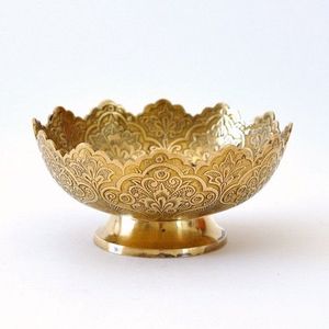 Bol en laiton poli avec des courbes artisanales et une apparence royale idéal pour les cadeaux formels et les collections spirituelles - Product Image 1