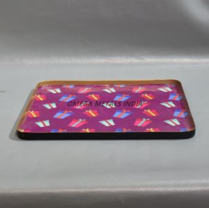 Divertida bandeja rectangular rosa con motivo de regalo juguetón, ideal para servir aperitivos y agregar alegría a cualquier reunión - Product Image 1