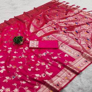 Sari de Seda Banarasi Suave VASTRA COTTAGE con Zari Natural, Meenakari Rico, Borde Tejido Meenakari y Borlas de Diseño - Product Image 5