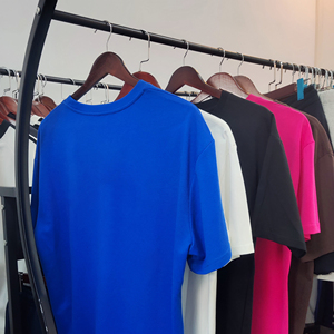 Camiseta de ajuste clásico en algodón puro, personalizable con logotipo o patrón, camiseta suave transpirable de uso diario y reventa para hombres - Product Image 2