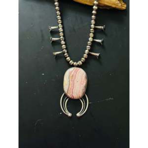 Collar Navajo Hecho a Mano con Rodocrosita y Plata de Ley, Diseño Squash Blossom, Artículo Cultural Coleccionable - Product Image 1