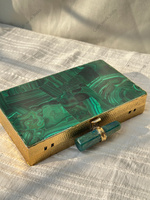 Pochette artisanale en malachite, mosaïque de pierres vertes naturelles, cadre en laiton doré, rigide, avec chaînes classiques et élégantes