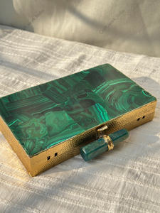 Bolso de Mano Tipo Clutch con Piedras Preciosas de Malaquita Hechas a Mano, Paneles de Mosaico de Piedra Verde Natural, Marco de Metal en Tono Dorado y Cuerpo Rígido - Product Image 4