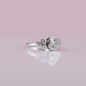 Anillo de compromiso de diamante cultivado en laboratorio de corte redondo de tres piedras personalizado, regalo de aniversario lujoso chapado en oro sólido de 14 quilates - Product Image 6