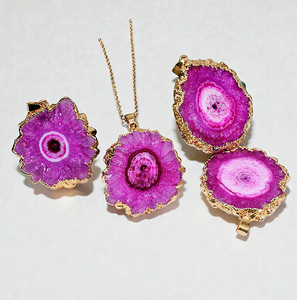 Pendentif tendance 2025 en quartz solaire rose druzy avec bordure dorée - Charme en argent S925 avec agate druzy brute naturelle - Product Image 1