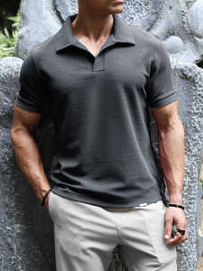 Polo pour homme personnalisable avec col et bordures gris, matière premium à séchage rapide, idéal pour les vêtements promotionnels, les vêtements de golf - Product Image 3