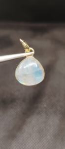 Collier pendentif fait main en laiton plaqué or avec pierre de lune arc-en-ciel en forme de poire, sertissage collet de créateur, bijoux fins - Product Image 5