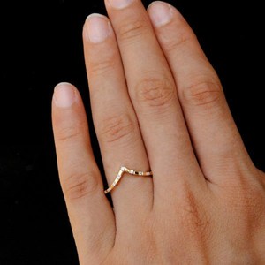 Bague de mariage en diamant blanc cultivé en laboratoire en or 10 carats Bague Chevron écologique Bague de fiançailles en diamant V empilable Certificats GIA IGI - Product Image 2