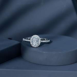 Anillo de compromiso de moissanita ovalada clásica con halo, oro blanco de 10 quilates - Product Image 3