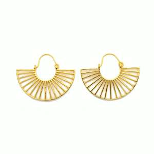 Venta al por mayor 18K chapado en oro de latón Material sólido mate pendientes desgaste aro pendiente diseño Circular medio redondo en forma de oreja joyería - Product Image 1