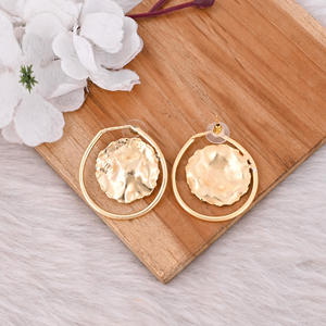 Boucles d'oreilles clous en laiton plaqué or, design ethnique, pour mariages, fiançailles, fêtes - Parfaitement tendance, vente en gros fabricant - Product Image 4