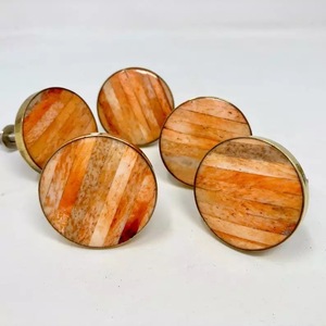 Perilla de Cajón Personalizada de Metal Marrón y Madera con Diseño de Resina de Latón Estilo Ángel para Gabinetes de Cocina y Armarios - Product Image 3