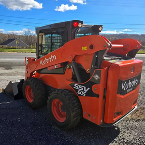 Chargeuse compacte KUBOTA SSV65 11 heures, cabine EROPS, chauffage et climatisation, écran avancé avec caméra, hydraulique auxiliaire à haut débit, chargeuse sur pneus - Product Image 4