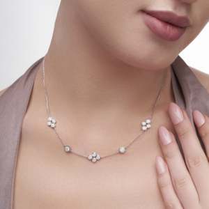Collier triple choker fleur trèfle 2,25 carats pour femmes |   Le meilleur cadeau pour elle |   Diamant de laboratoire en or blanc 14 carats - Product Image 1