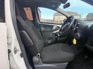 TOYOTA AYGO USADO CON VOLANTE A LA IZQUIERDA/DERECHA - Product Image 2