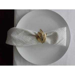 Porte-serviettes décoratif en forme de feuille d'or Porte-serviettes en métal de qualité supérieure pour fournitures de restaurant d'hôtel au prix le moins cher - Product Image 2