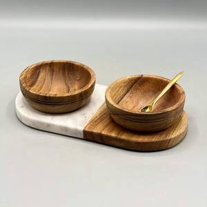 Ce produit comprend un plateau en bois d'acacia et de marbre accompagné de deux bols en bois - Product Image 3