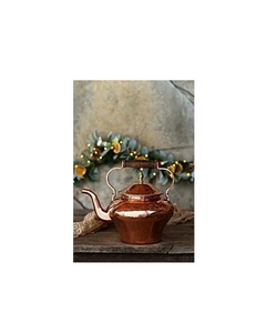 Gran tetera de cobre con diseño tradicional y detalles martillados, perfecta para hervir agua en configuraciones étnicas y rústicas - Product Image 1
