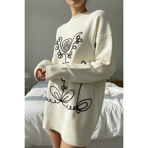 Camiseta Larga de Punto con Estampado Elegante, Corte Holgado para un Look Moderno y Elegante - Product Image 2