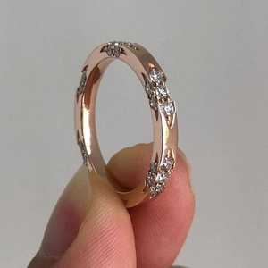 Bague élégante en or rose avec diamant de laboratoire taille ronde, pavé minimaliste 14K, cadeau d'anniversaire de mariage, bijoux fins pour femme - Product Image 1