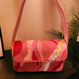 Boucles d'oreilles en tissu brodé avec des perles de verre artisanales, fermoir sécurisé, logo personnalisé pour le jour du match, légères - Product Image 1