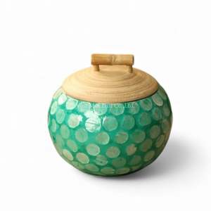 Pot de rangement décoratif multifonctionnel bohème fait à la main en nacre de coquillage du Vietnam pour la décoration de la table et des étagères à la maison - Product Image 1