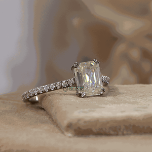 Solitario de diamante Moissanite de corte esmeralda blanco roto con anillo de ajuste de doble punta de estilo acento para mujer - Product Image 3