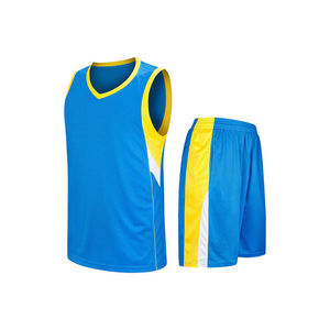Uniformes de basket-ball pour hommes Vêtements de sport personnalisés en gros avec nom et numéro d'équipe imprimés par sublimation Ensemble de vêtements de sport taille XS - Product Image 3